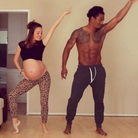 Cette femme enceinte de 8 mois danse avec le futur papa, et c'est trop chou !