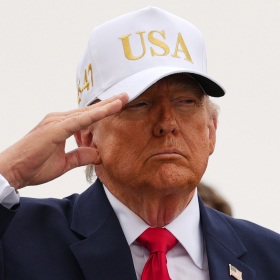 Cette image de Donald Trump pendant l’hommage aux soldats morts en Iran déclenche une tempête politique aux États-Unis