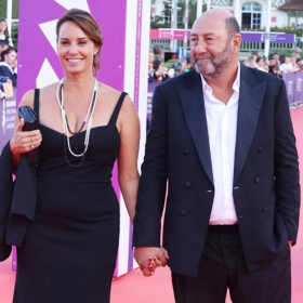 Julia Vignali et Kad Merad amoureux : main dans la main, ils illuminent le Festival de Deauville