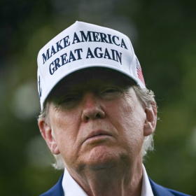 La photo qui met le feu aux réseaux : Donald Trump critiqué pour son attitude devant les cercueils de soldats américains