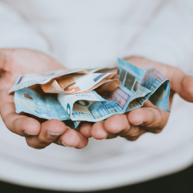 Près de 40 000 euros versés par erreur : une salariée touche 20 mois de salaire et refuse de rendre l’argent