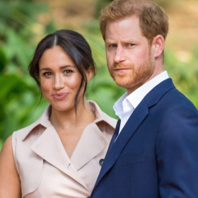 Le prince Harry sonne chez des inconnus à Londres : un simple égarement ou le symbole d’une dérive plus profonde ?