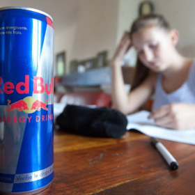Boissons énergisantes Red Bull, Monster, etc. : pourquoi l’Angleterre veut les interdire aux moins de 16 ans