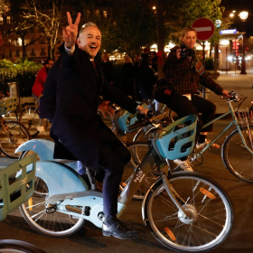 « Il arrive à vélo à l’Hôtel de Ville » : cette scène d’Emmanuel Grégoire qui a marqué les Parisiens
