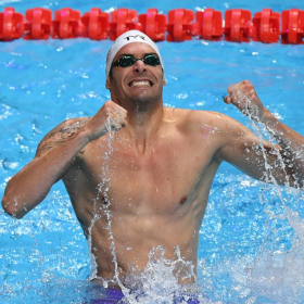 Camille Lacourt en larmes après la victoire historique de Maxime Grousset aux Mondiaux de natation 2025