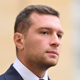 Jordan Bardella et les nombreuses attaques sur son âge : comment il transforme la critique en force