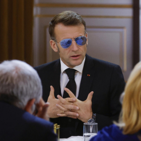« Je suis obligé de les porter » : Emmanuel Macron s’explique après cette scène inhabituelle à l’Élysée