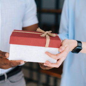 10 idées de cadeaux élégants pour faire plaisir à un homme (et changer des parfums)