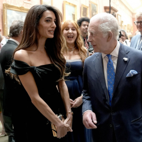 Amal Clooney critiquée après sa rencontre avec Charles III et son geste jugé très irrespectueux : la vidéo qui enflamme les réseaux