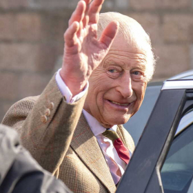 Pourquoi Charles III fête deux anniversaires chaque année ? La tradition royale qui intrigue encore