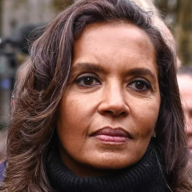 « Je n’en peux plus, c’est trop dur » : la décision radicale de Karine Le Marchand pour aller mieux