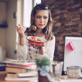 C'est prouvé : manger des édulcorants augmente la sensation de faim et donne plus d'appétit