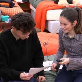 Star Academy : Léo et Jeanne main dans la main sur le canapé, la séquence de leur moment tendre fait le buzz