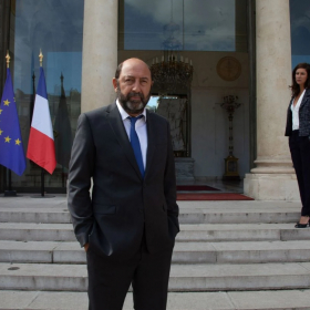 Kad Merad de retour dans les coulisses du pouvoir, et cette fois l’Élysée ouvre ses portes