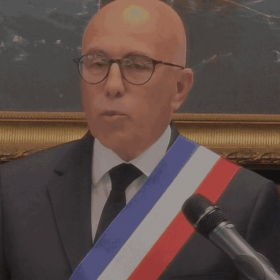 “Depuis quelques instants…” : pourquoi ce détail sur l’écharpe d’Éric Ciotti qui a déclenché une remarque en plein conseil municipal