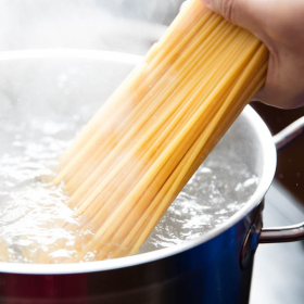 Pourquoi vous devez absolument arrêter de mettre de l'huile dans l'eau de cuisson des pâtes