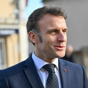 Emmanuel Macron en maillot de bain : son physique surprend Tibo InShape