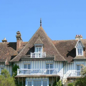 Laurent Ruquier : son manoir normand a appartenu à une personnalité française très connue… et ça va vous surprendre