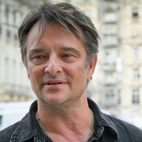 Anne-Sophie Lapix pensait le flatter… la réponse piquante de David Hallyday surprend le plateau