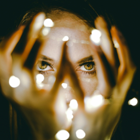 Cette technique de massage anti-cernes fait des miracles : voici comment la réaliser chez vous