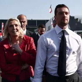 Marine Le Pen envisage l’hypothèse Jordan Bardella pour 2027 et lui demande « de se préparer »