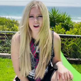 Pour fêter son arrivée sur TikTok, Avril Lavigne poste une vidéo "Sk8er Boi" avec le skateur pro Tony Hawk