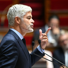 « Nous vous avons proposé, plutôt que de supprimer deux jours fériés, de s’attaquer aux 365 jours fériés de ceux qui ne travaillent pas » : Laurent Wauquiez interpelle François Bayrou