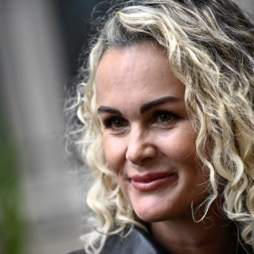 De quoi vit Laeticia Hallyday aujourd’hui ? Les dessous d’une reconstruction discrète