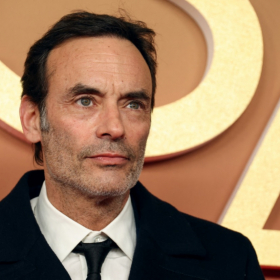 Silence, puis message énigmatique : pourquoi Anthony Delon ne répond pas frontalement aux accusations de son frère Alain-Fabien ?