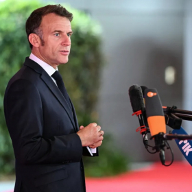 “Vous êtes trop joli !” : la réaction d’Emmanuel Macron face à des enfants à Montluçon fait fondre les internautes