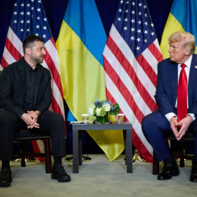 Donald Trump menace Vladimir Poutine avant de recevoir Volodymyr Zelensky à la Maison Blanche ce vendredi