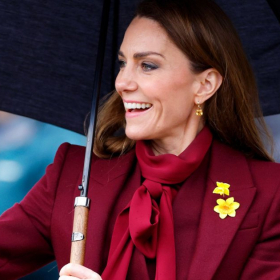 Pourquoi cette fleur jaune portée par Kate Middleton intrigue tout le Royaume-Uni