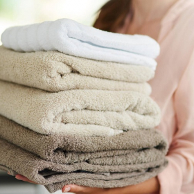 5 astuces pour plier les serviettes rapidement et gagner de la place dans les placards