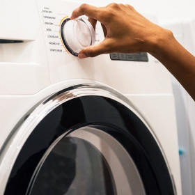 J'ai mis des glaçons dans mon sèche linge au lieu de repasser mes vêtements et le résultat m'a vraiment bluffé