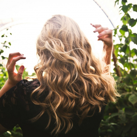 7 choses qui peuvent donner des cheveux blancs très jeune