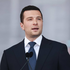 “La politique est violente” : ce que Jordan Bardella révèle sur la pression autour de son couple