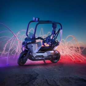 BMW crée la surprise en présentant un scooter électrique « sans casque » au design futuriste