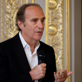 Ils étaient associés puis tout s’effondre : ce que révèle ce conflit à 1,3 million entre Xavier Niel et ce philatéliste
