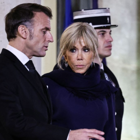 « Gifle » de Brigitte Macron : cette scène privée dans l’avion qui échappe encore au couple présidentiel