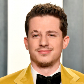 Charlie Puth bientôt papa : le chanteur annonce la grossesse de sa femme dans une vidéo émouvante