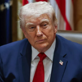 À la Maison Blanche, Donald Trump affiche un sourire prudent face à l’Iran : derrière ses mots, un message très calculé