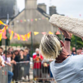 Lancer de menhir : ambiance Obélix et exploits bretons à Guerlesquin