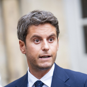 Gabriel Attal : ce détail dans sa photo qui fait naître toutes les hypothèses chez les internautes