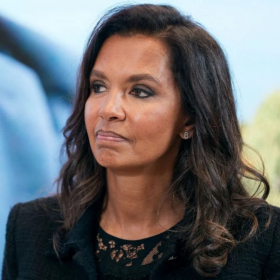 Un cadeau de sa fille change tout : Karine Le Marchand fait une découverte familiale bouleversante