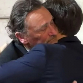 Jean-Paul Rouve reçoit la Légion d’honneur et fond en larmes dans les bras d’Emmanuel Macron à l’Élysée