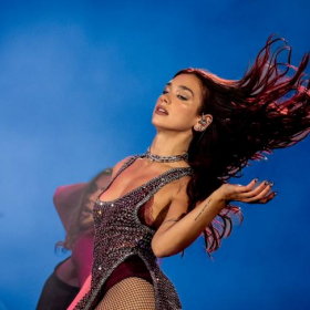 Dua Lipa surprend tout le monde en reprenant le tube « Sensualité » d'Axelle Red à Anvers