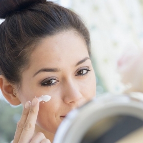 L'ordre dans lequel vous devriez appliquer vos crèmes de soin et vos produits de maquillage