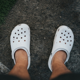 Dans ce pays, il est strictement interdit de porter des Crocs !