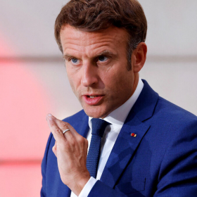 « Ne pas mettre en l’air la Constitution » : la réponse ferme d’Emmanuel Macron à Bruno Retailleau