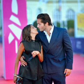 Florence Foresti et Alexandre Kominek, gestes tendres et regards complices lors de leur premier tapis rouge à Deauville